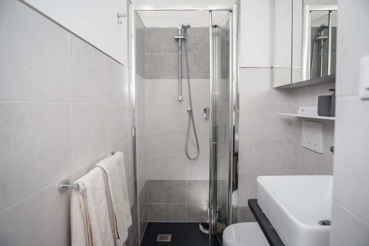 Suite Contemporanea Tra Le Vie Storiche โมเนเลีย ภายนอก รูปภาพ