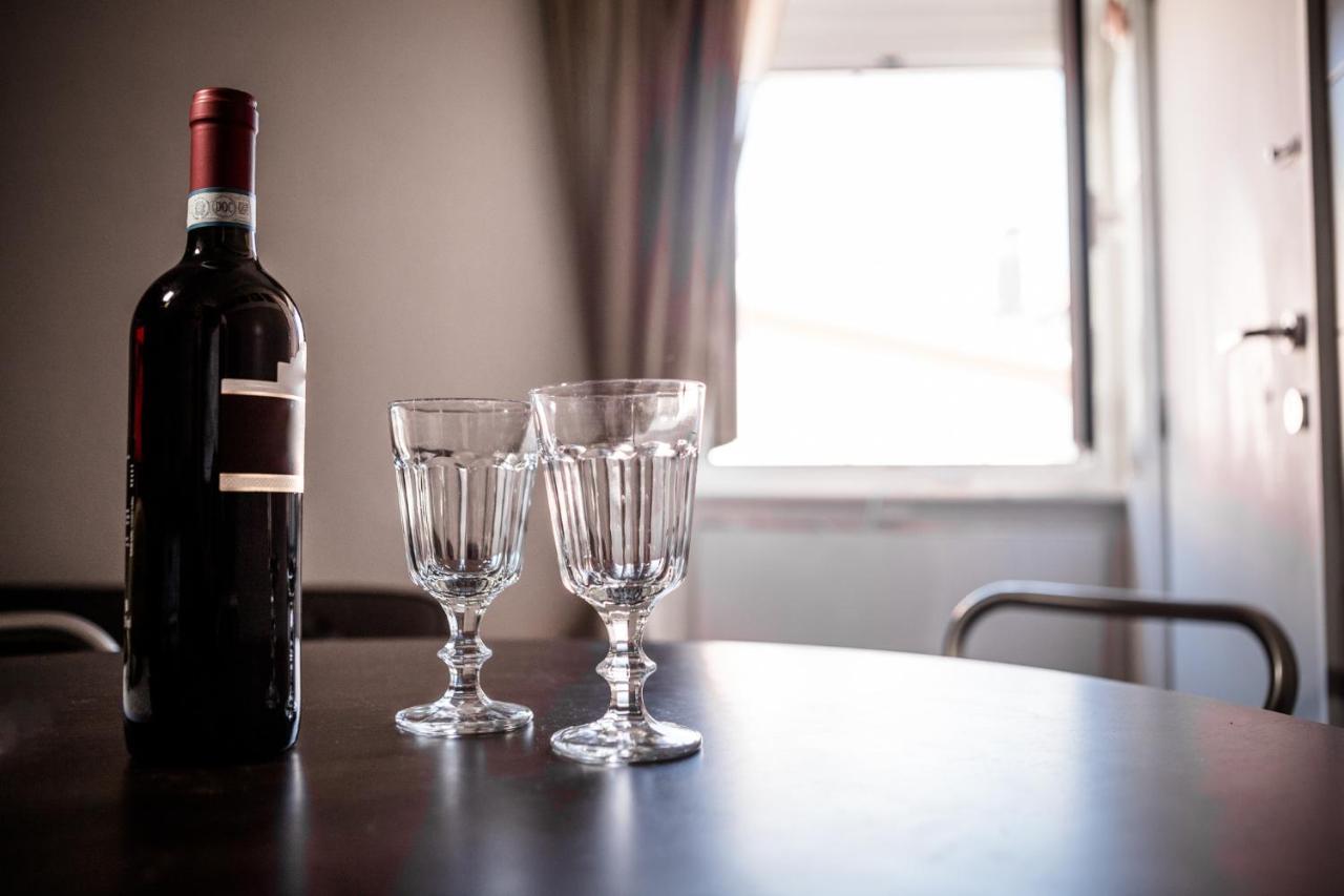 Suite Contemporanea Tra Le Vie Storiche โมเนเลีย ภายนอก รูปภาพ