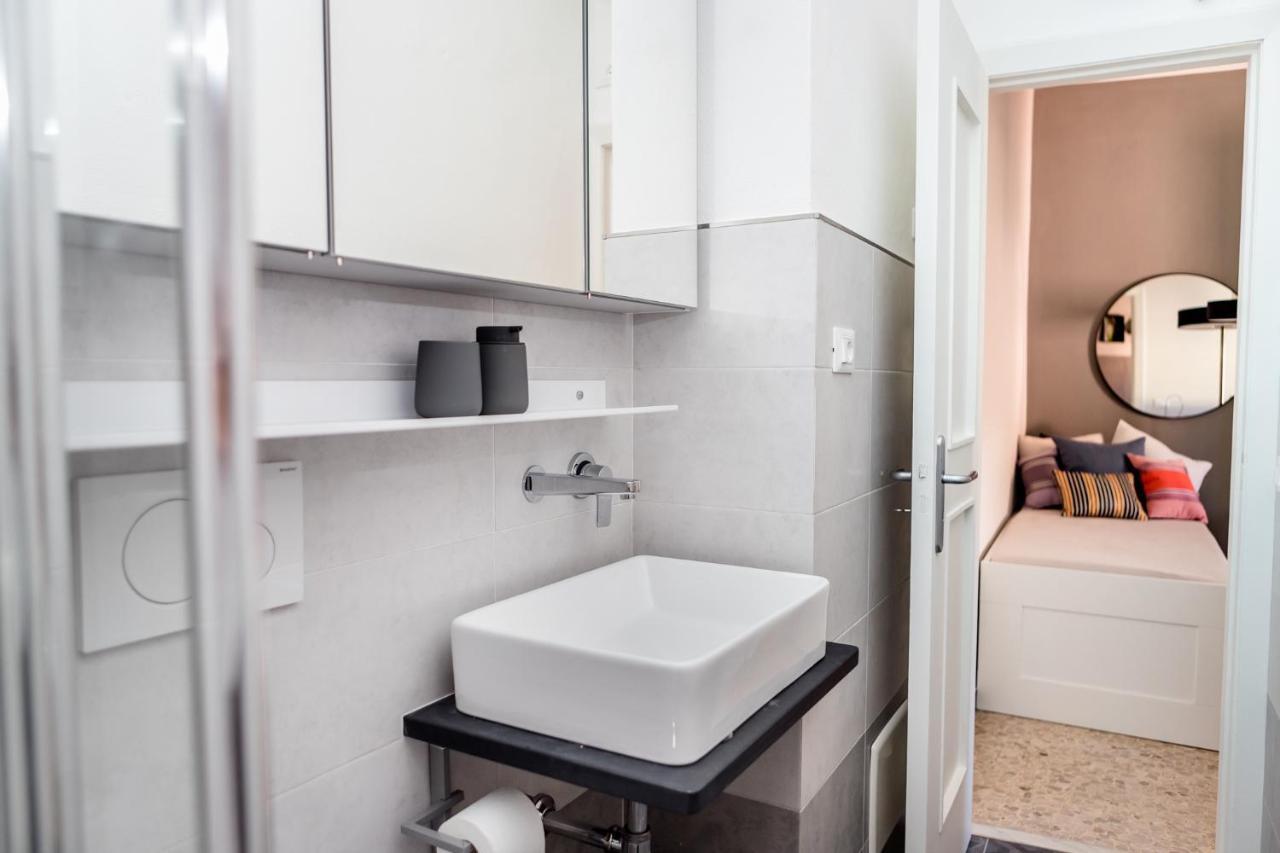 Suite Contemporanea Tra Le Vie Storiche โมเนเลีย ภายนอก รูปภาพ