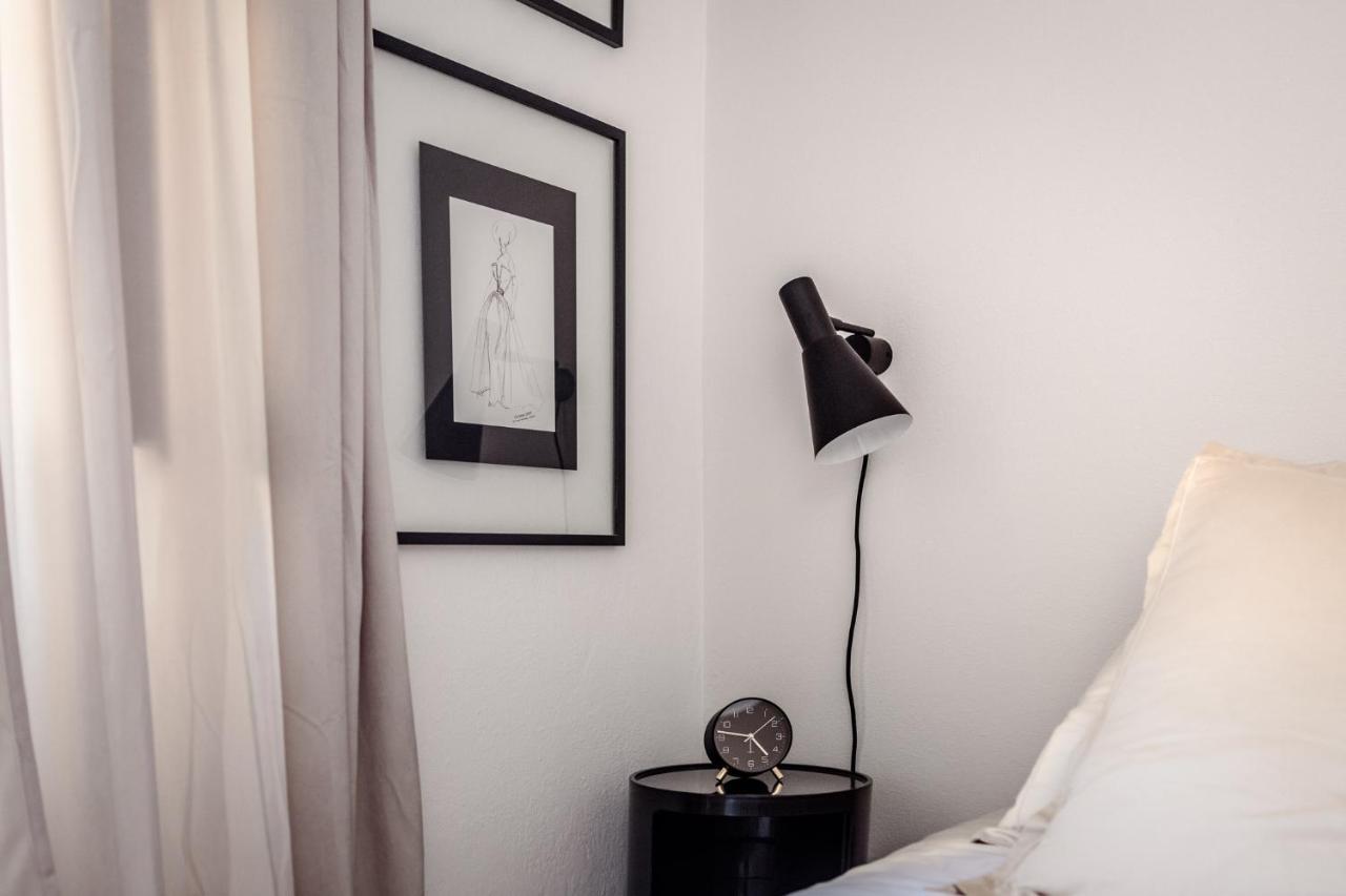 Suite Contemporanea Tra Le Vie Storiche โมเนเลีย ภายนอก รูปภาพ